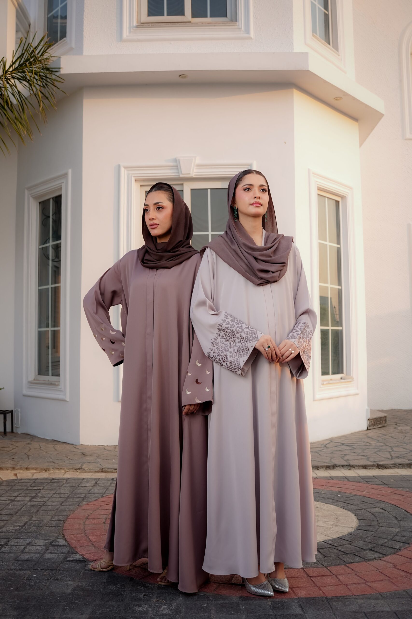 أدورا للعبايات والفساتين الراقية